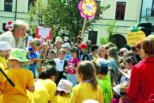 W biciu rekordu wspólnego czytania „Rzepki” uczestniczyły dzieci z płockich przedszkoli. Imprezę poprowadziła aktorka Teatru Dramatycznego Magdalena Tomaszewska, a w czytaniu wsparli maluchy m.in. wiceprezydent płocka i posłanka Elżbieta Gapińska 