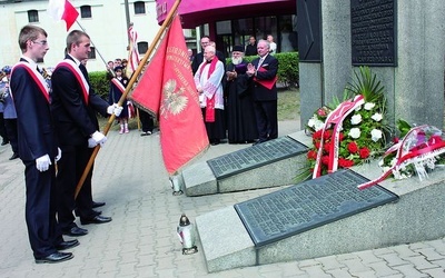 Organizatorami obchodów rozpoczętych  30 maja  przy  pomniku „Olimpu”  były Rodzina Rodła we Wrocławiu  oraz wrocławskie Stowarzyszenie Oświaty i Wychowania 