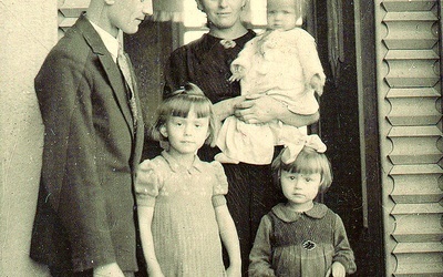 W archiwum można zestawić kilka fotografii rodzinnych.  Na zdjęciu rodzina Anny  i Wilhelma Szebesczyków  z Rydułtów, 1940 r.