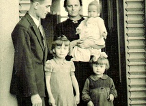 W archiwum można zestawić kilka fotografii rodzinnych.  Na zdjęciu rodzina Anny  i Wilhelma Szebesczyków  z Rydułtów, 1940 r.