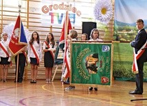  Uczniowie z dumą prezentowali dar od mieszkańców Grodźca