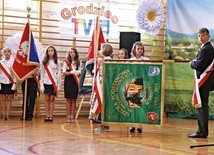  Uczniowie z dumą prezentowali dar od mieszkańców Grodźca