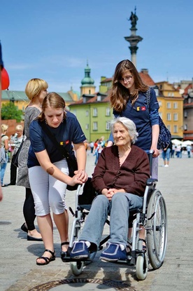 Wolontariuszki projektu „Kuźnia” na spacerze z podopiecznymi hospicjum Caritas