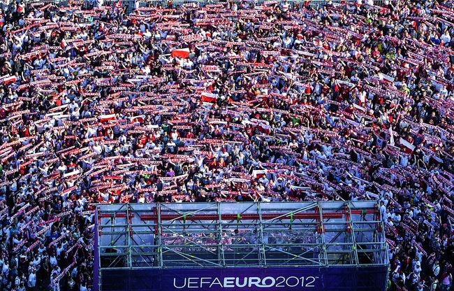 Kibice dopisali, i to zarówno na stadionie, jak i w fan zonie. W chwili śpiewania hymnu narodowego wszyscy unieśli szaliki z napisem „Polska”