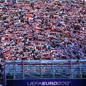  Kibice dopisali, i to zarówno na stadionie, jak i w fan zonie. W chwili śpiewania hymnu narodowego wszyscy unieśli szaliki z napisem „Polska”