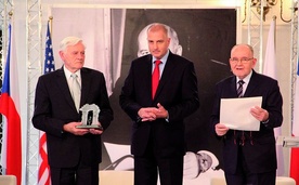  Nagrodę Valdasowi Adamkusowi wręczyli prezydent Wrocławia Rafał Dutkiewicz oraz dyrektor Zakładu im. Ossolińskich dr Adolf Juzwenko 