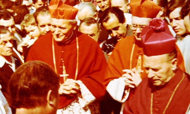 Pielgrzymka mężczyzn i młodzieńców do Piekar Śląskich w 1977 roku