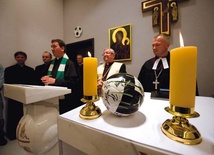  Piłkarze będą mogli korzystać z kaplicy ekumenicznej, którą na gdańskim stadionie poświęcił abp Sławoj Leszek Głódź