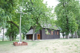  Zabytkowy kościół w Ciechosławicach graniczy z autostradą