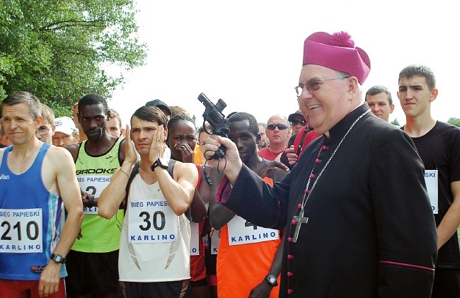  Bp Paweł błogosławił biegaczom i dał sygnał do startu