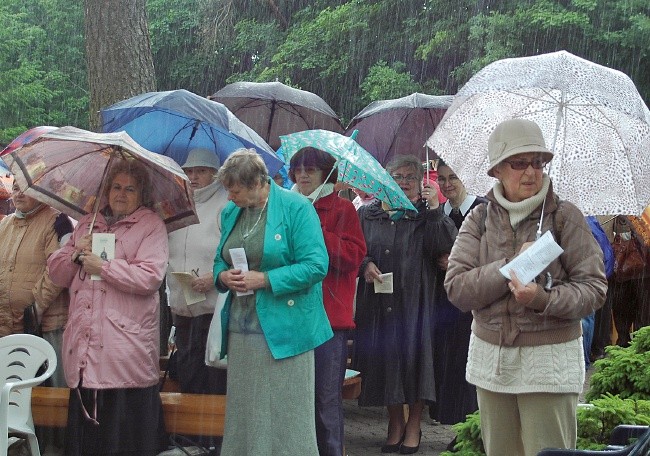  Nawet deszcz przypominał pielgrzymom o papieskiej wizycie