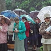 Nawet deszcz przypominał pielgrzymom o papieskiej wizycie
