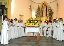 W czerwcowym nabożeństwie fatimskim w parafii w Opolu- -Grudzicach uczestniczą dzieci pierwszokomunijne