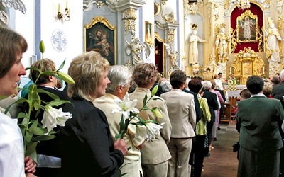 Uczestnicy odpustu ku czci św. Antoniego w nowym sanktuarium diecezjalnym trzymali w dłoniach poświęcone lilie i chlebki, które są atrybutami świętego z Padwy