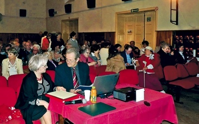 Bożenna i Zbigniew Parzuchowscy przygotowują się do multimedialnej prezentacji książki 