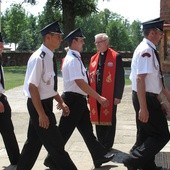Pielgrzymów strażaków witał proboszcz ks. Marek Janas
