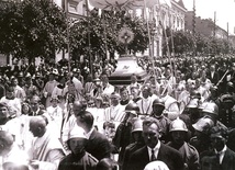  Procesja eucharystyczna ulicami Radomia zgromadziła wielotysięczne tłumy wiernych 