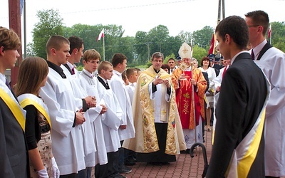  Relikwie do zakrzewskiej świątyni wniósł bp Adam Odzimek 