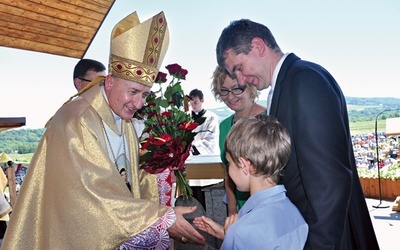 Biskupowi Andrzejowi Jeżowi za udział w spotkaniu dziękował burmistrz Starego Sącza Jacek Lelek z żoną i synami