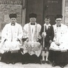 W dniu Pierwszej Komunii św. w Ślesinie. Tutaj ks. Marian Gołębiewski (pierwszy z prawej) rozpoczynał posługę duszpasterską 