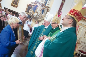 Po Eucharystii biskupi pobłogosławili pary i diakonie,  które będą prowadziły rekolekcje wakacyjne, oraz pary  przekazujące sobie wzajemnie obraz św. Joanny Beretty-Molli