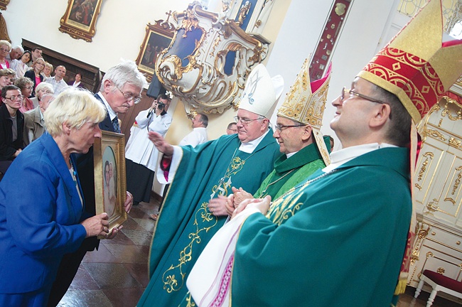 Po Eucharystii biskupi pobłogosławili pary i diakonie,  które będą prowadziły rekolekcje wakacyjne, oraz pary  przekazujące sobie wzajemnie obraz św. Joanny Beretty-Molli
