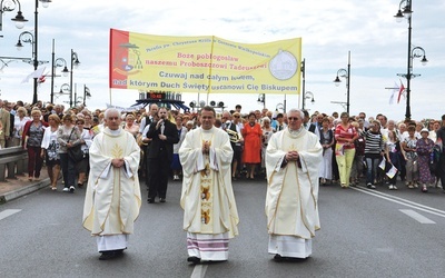 Przed rozpoczęciem liturgii święceń, w kościele Chrystusa Króla, gdzie bp Lityński przez sześć lat był proboszczem, odbyło się nabożeństwo, po którym w procesji ulicami Gorzowa kapłani i wierni udali się do katedry