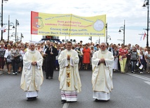 Przed rozpoczęciem liturgii święceń, w kościele Chrystusa Króla, gdzie bp Lityński przez sześć lat był proboszczem, odbyło się nabożeństwo, po którym w procesji ulicami Gorzowa kapłani i wierni udali się do katedry