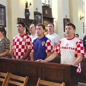 Nie ma wątpliwości, kto modlił się w kościele – wystarczyło spojrzeć na koszulki