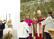 Kard. Tarcisio Bertone przewodniczy modlitwie poświęcenia kaplicy adoracji na gdańskiej Zaspie