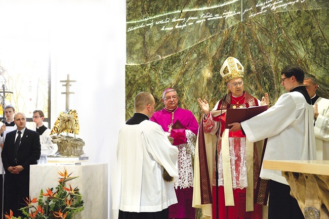 Kard. Tarcisio Bertone przewodniczy modlitwie poświęcenia kaplicy adoracji na gdańskiej Zaspie