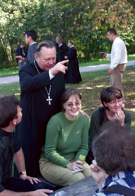 Z posługą wśród młodzieży. „Kiedy przy różnych okazjach spotykam się z młodymi ludźmi, zaskakują mnie pytania, które stawiają. A pytają o wieczność, o niebo, o to, co po śmierci…” 