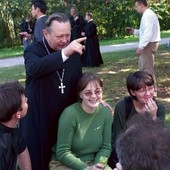 Z posługą wśród młodzieży. „Kiedy przy różnych okazjach spotykam się z młodymi ludźmi, zaskakują mnie pytania, które stawiają. A pytają o wieczność, o niebo, o to, co po śmierci…” 