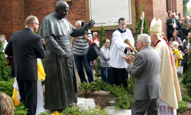 poświęcenie pomnika bł. Jana Pawła II