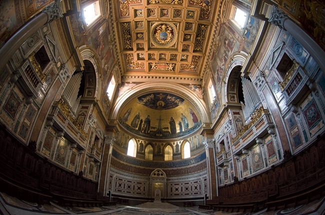 Bazylika na Lateranie była pierwszym legalnym kościołem chrześcijańskim, wybudowanym po edykcie mediolańskim (313 r.)