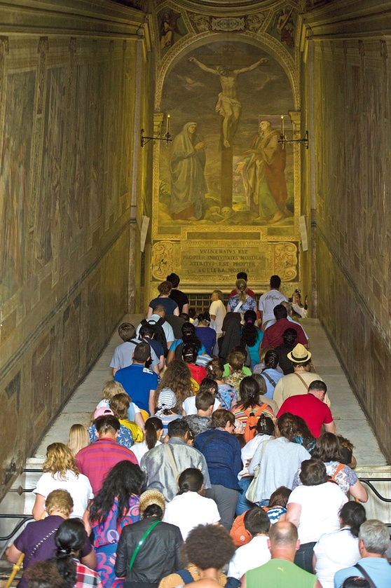 Kaplica Sancta Sanctorum to jedyny zachowany fragment starej rezydencji papieskiej. Do kaplicy prowadzą Święte Schody, które pochodzą – wedle tradycji – z pretorium Piłata. Pielgrzymi idą po nich na kolanach 