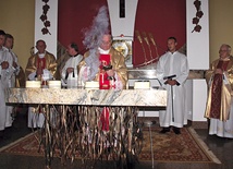  Okadzenie ołtarza podczas konsekracji świątyni w Nałężu