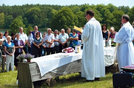 Ołtarz z surowych desek pasuje tu jak nigdzie indziej