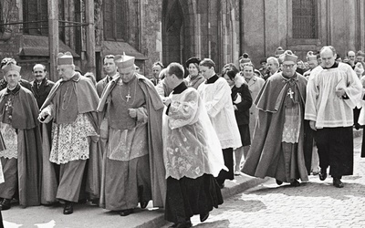 Zanim otrzymał sakrę biskupią, ks. dr Tadeusz Rybak (na zdj. pierwszy z prawej) jako wicerektor Metropolitalnego Wyższego Seminarium Duchownego we Wrocławiu, brał udział w uroczystościach 25-lecia Administracji Kościelnej na Ziemiach Zachodnich