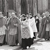 Zanim otrzymał sakrę biskupią, ks. dr Tadeusz Rybak (na zdj. pierwszy z prawej) jako wicerektor Metropolitalnego Wyższego Seminarium Duchownego we Wrocławiu, brał udział w uroczystościach 25-lecia Administracji Kościelnej na Ziemiach Zachodnich