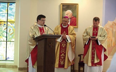 Prowincjał o. Jan Maciejowski (po lewej), biskup Edward Dajczak i były prowincjał o. Adam Kalinowski