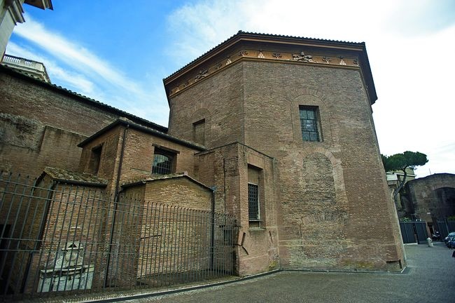  Baptysterium, wielokrotnie zmieniane, pochodzi z czasów Konstantyna. Cesarz tu przyjął chrzest 