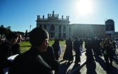 Duchowieństwo i świeccy w drodze na Lateran. Fasada bazyliki pochodzi z XVIII w. Do bazyliki przylega Pałac Laterański, siedziba kurii diecezji rzymskiej 