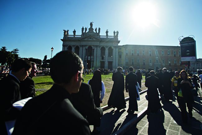 Duchowieństwo i świeccy w drodze na Lateran. Fasada bazyliki pochodzi z XVIII w. Do bazyliki przylega Pałac Laterański, siedziba kurii diecezji rzymskiej 