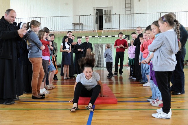 Wspólna zabawa to też okazja do pokazania swych umiejętności