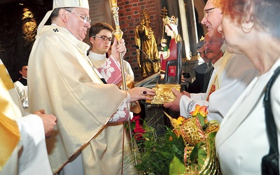 W darze od diecezji świdnickiej jubilat otrzymał kopię łaskami słynącej figurki NMP Strażniczki Wiary z Barda Śląskiego  