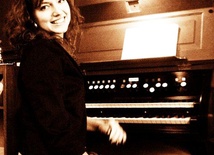 Zuzanna Bator od 5. roku życia gra na fortepianie. Za kontuarem organowym pierwszy raz zasiadła, mając 14 lat