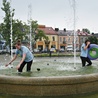  Licealiści mierzą  Nowy Rynek.  Nie przeszkodziła im  nawet burza, która tego dnia przeszła przez Łowicz