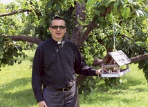  O. Andrzejewski należy do Zgromadzenia Ducha Świętego. Pochodzi z Wągrowca w Wielkopolsce 