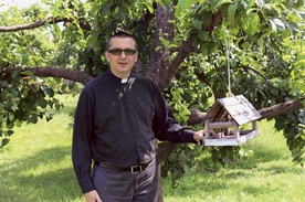  O. Andrzejewski należy do Zgromadzenia Ducha Świętego. Pochodzi z Wągrowca w Wielkopolsce 